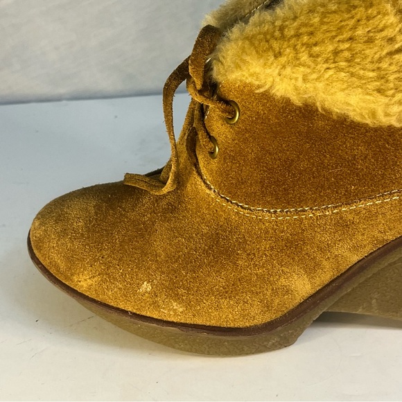 B MAKOWSKY Nellie Leather / Faux Fur Upper Wedge Booties size 6.5 - Picture 11 of 13